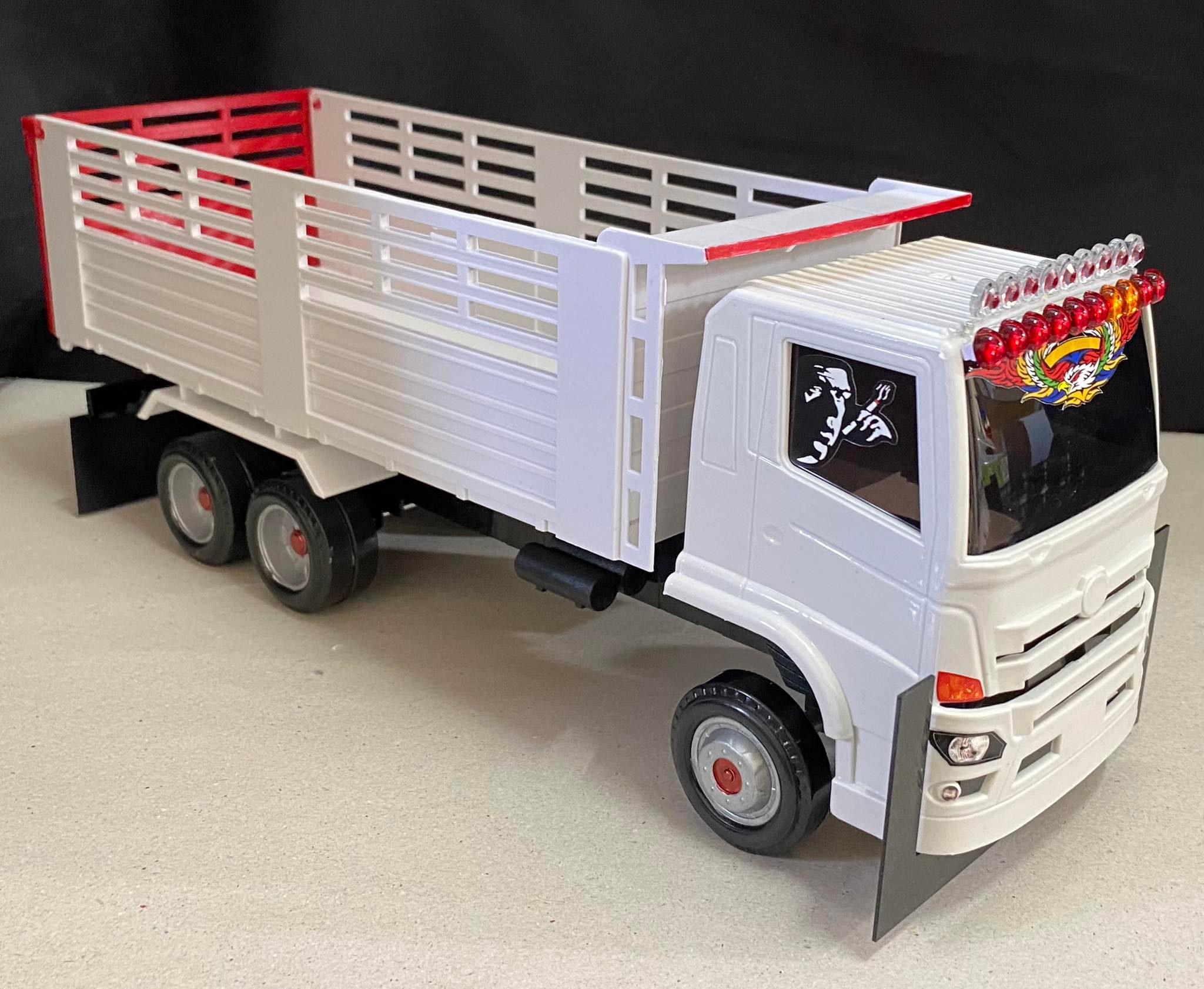 รถดั้มแต่งขาวแดง โมเดลรถสิบล้อแต่ง 1/24