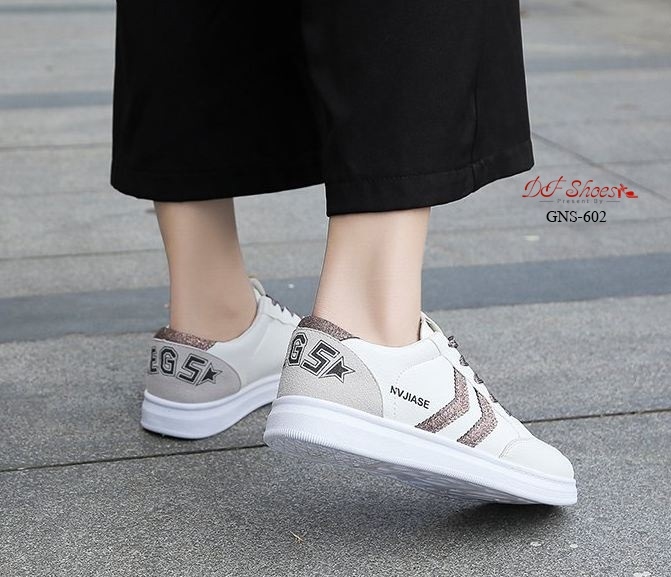 รองเท้าผ้าใบแต่งแถบกลิตเตอร์ (สีเทา)