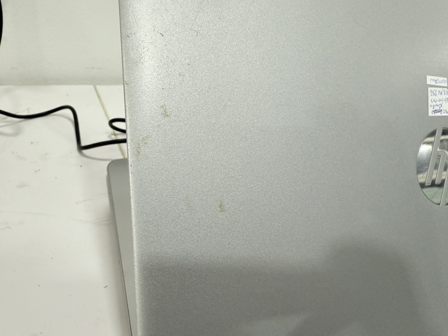 โน๊ตบุ๊ค HP EliteBook 840 G4 (i5-7300U/8GB/M.2 256GB) ไม่มี Adapter แบตเสื่อม จอเป้นเส้น ฝามีคราบกาวเล็กน้อย