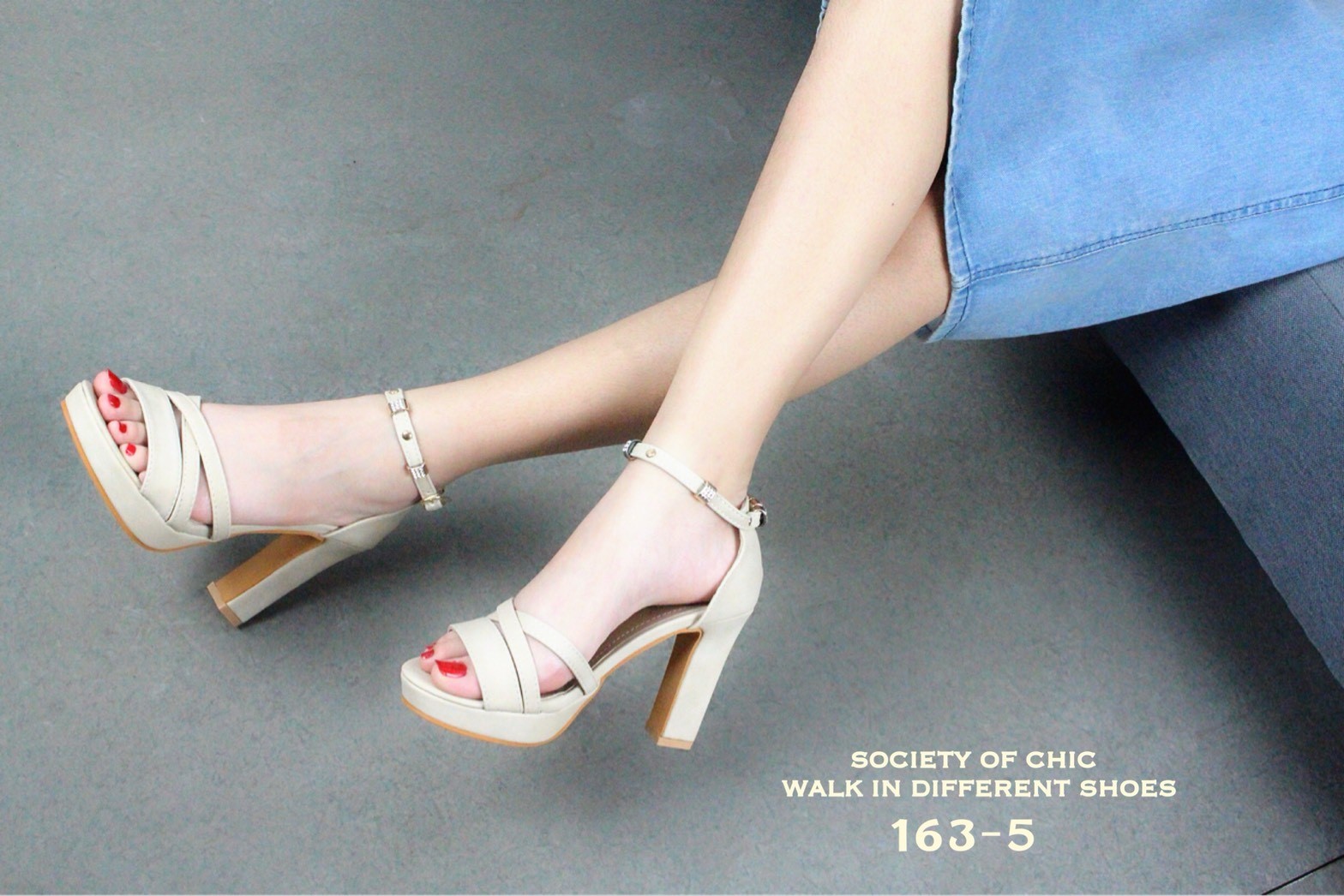 รองเท้าส้นสูงรัดข้อหนังชามัวร์ (สีเทา)