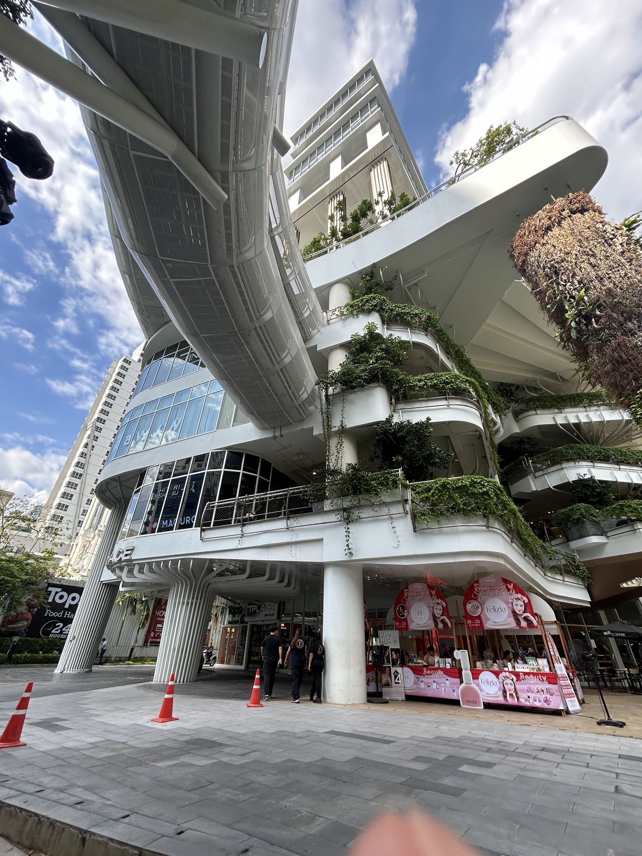 ทีเพลซ - มาร์เช่ ทองหล่อ (T PLACE - Marche' Thonglor) สำนักงานให้เช่าใจกลางทองหล่อ ซอยสุขุมวิท 55 กรุงเทพฯ ใกล้สถานีรถไฟฟ้า BTS ทองหล่อ 500 ม.