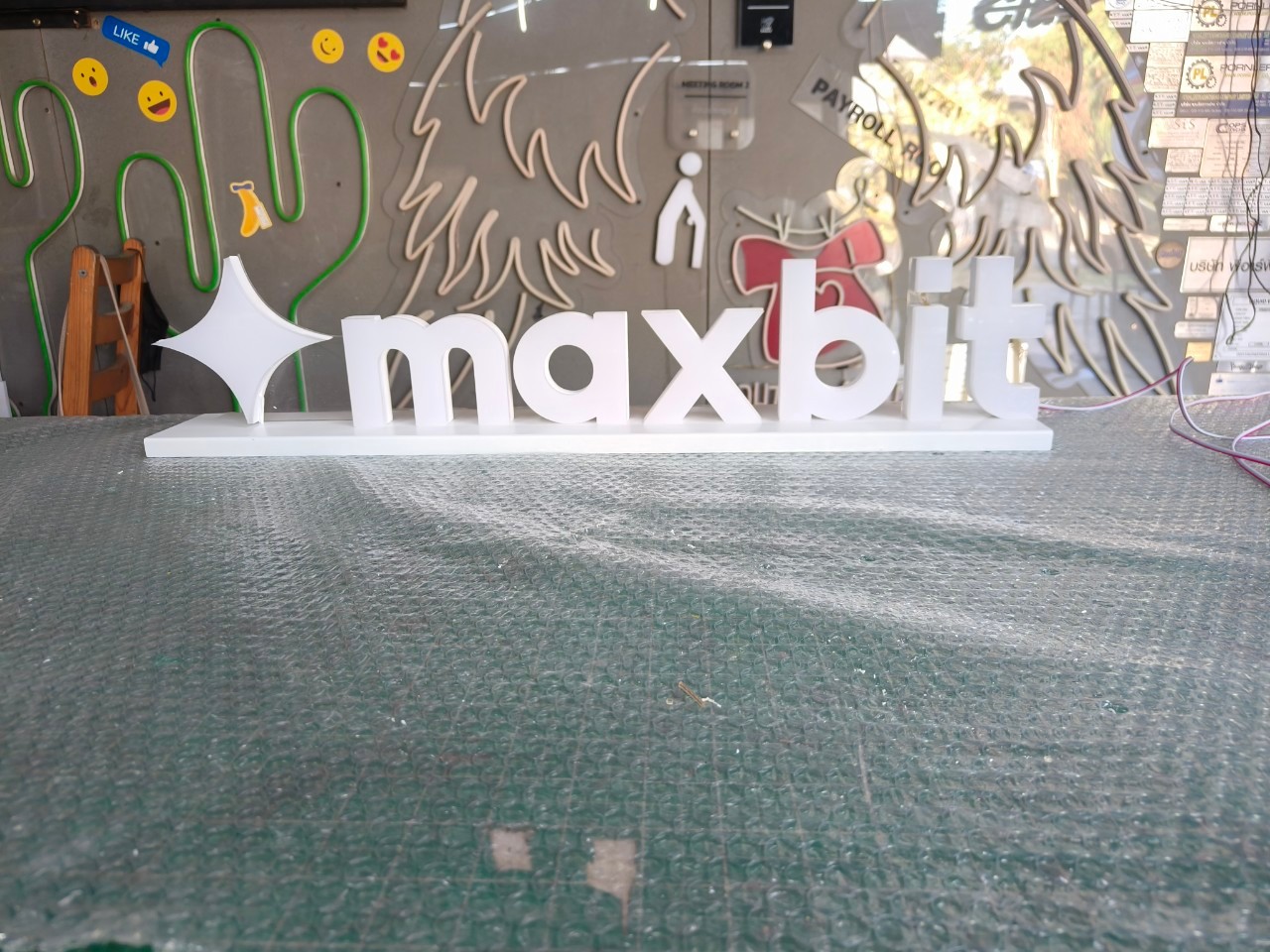 อักษรไฟออกหน้า '' MAXBIT ''