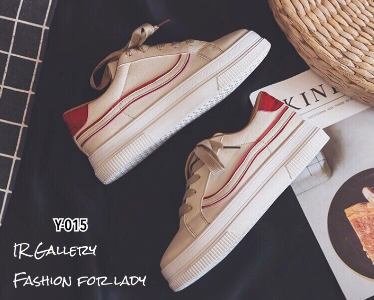 รองเท้าผ้าใบฟั่นพียูแต่งลายแถบ (สีครีม)