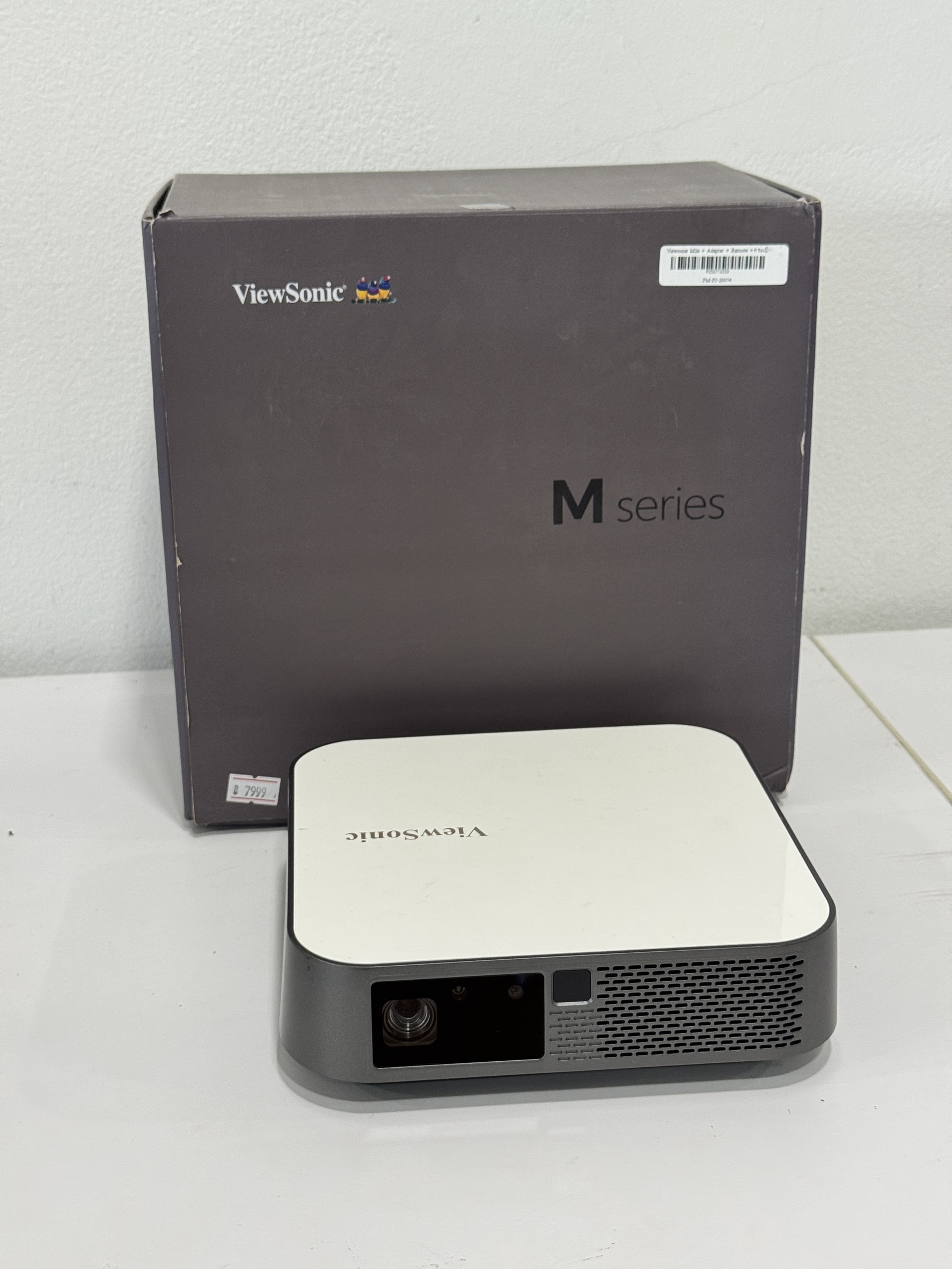 โปรเจคเตอร์สำหรับพกพา Viewsonie M2e + Adapter + Remote + กระเป๋า