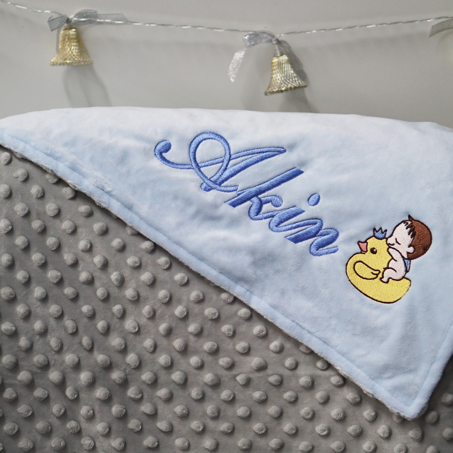 ผ้าห่ม Minky - สีฟ้า-เทา 75x100cm แบบปักชื่อ+การ์ตูน - Ducky & Baby Boy