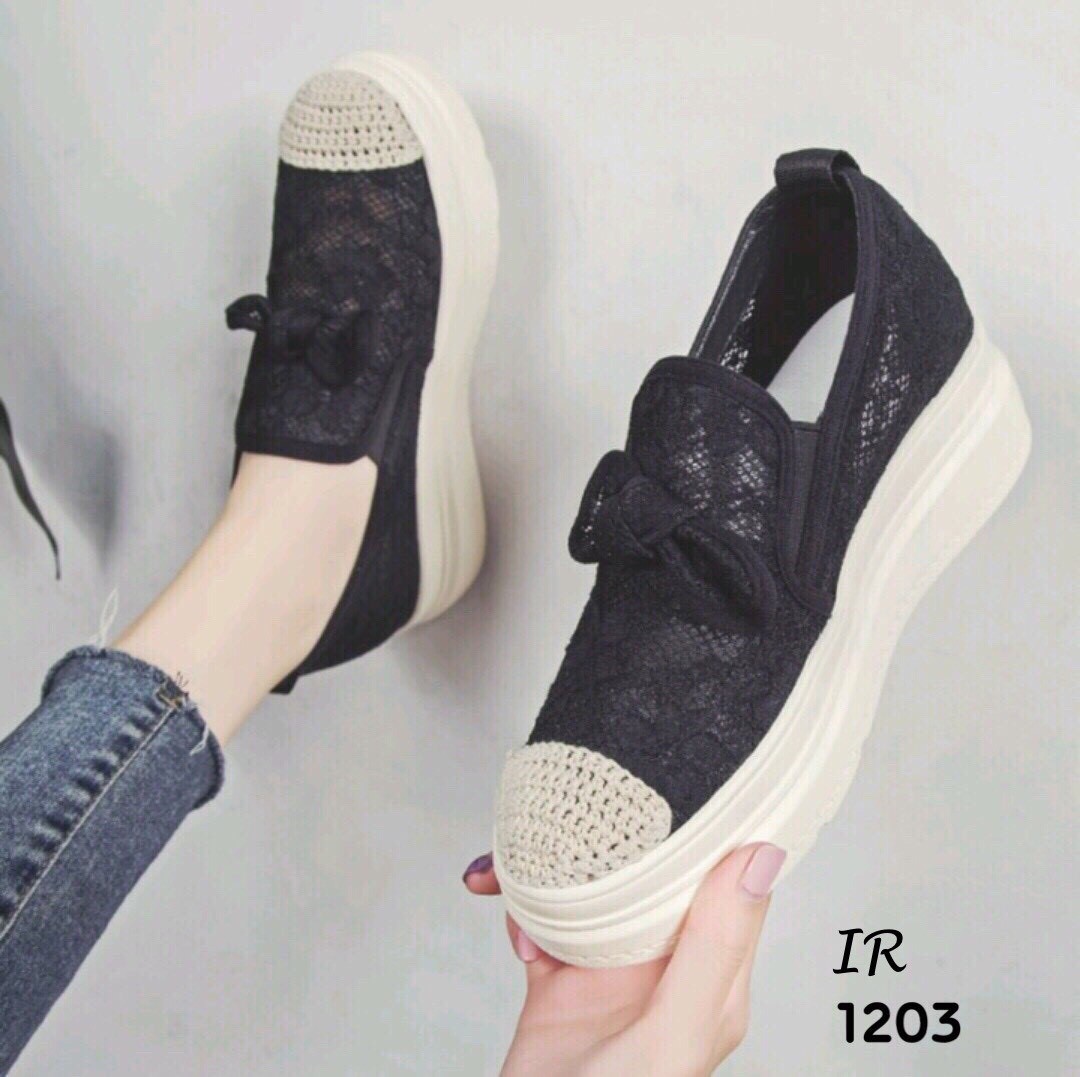 รองเท้าผ้าใบลำลองผ้าลูกไม้ (สีดำ)