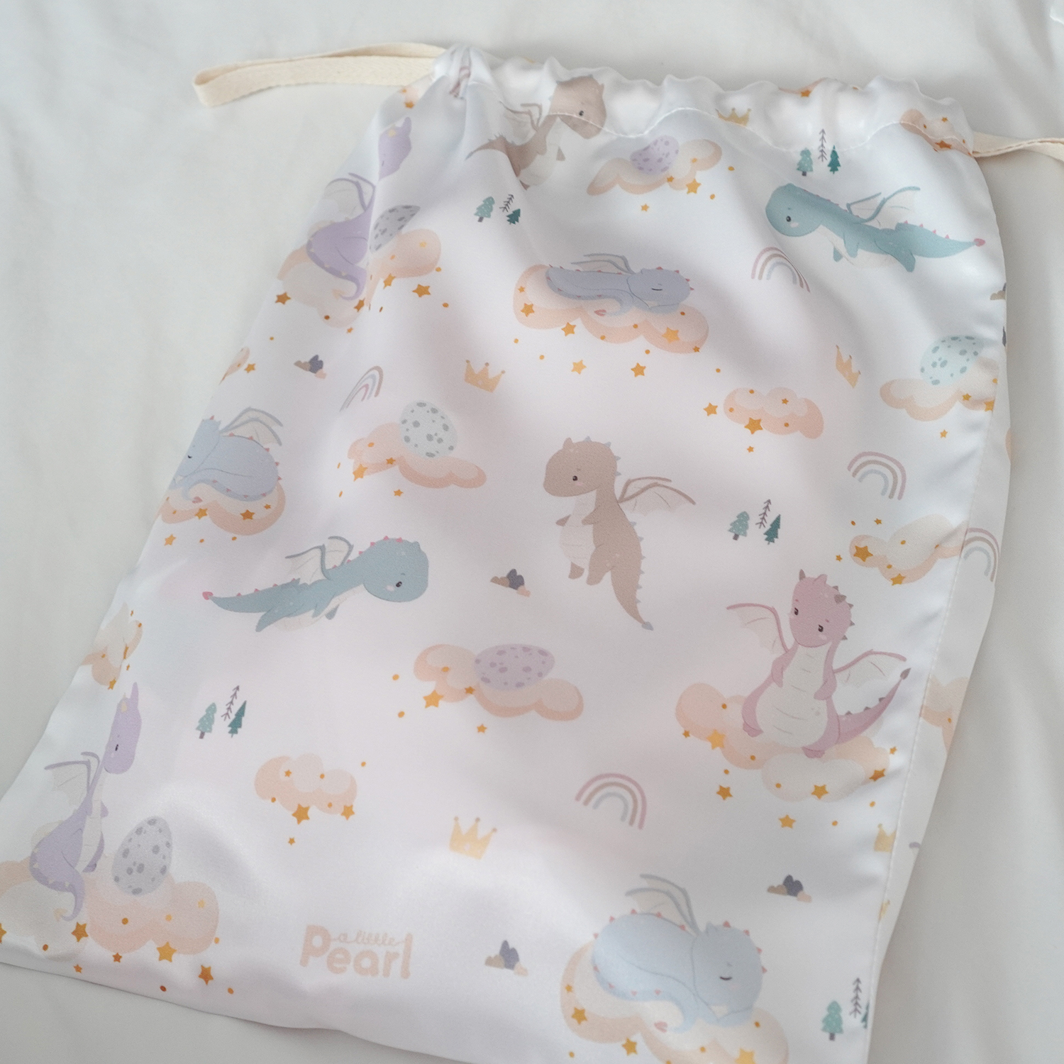 ชุดของขวัญเด็กแรกเกิด ผ้าห่ม ขนาด 75x100cm + ถุงผ้าซาติน ไซส์ L ลาย Dragon - White