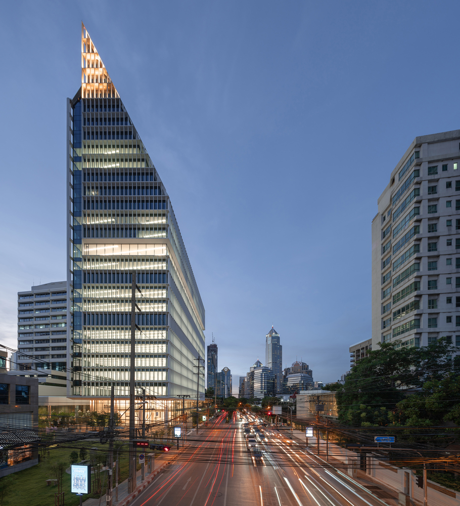 อาคารสำนักงาน 140 ไวร์เลส (140 Wireless) สำนักงานให้เช่า ย่านถนนวิทยุและถนนสารสิน ใกล้สวนลุมพินี เพียง 100 เมตร