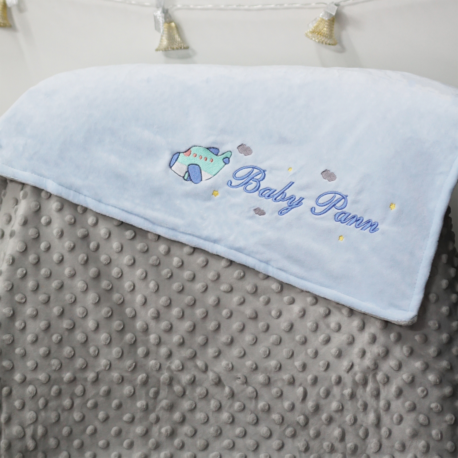 ผ้าห่ม Minky - สีฟ้า-เทา 75x100cm แบบปักชื่อ+การ์ตูน - Plane