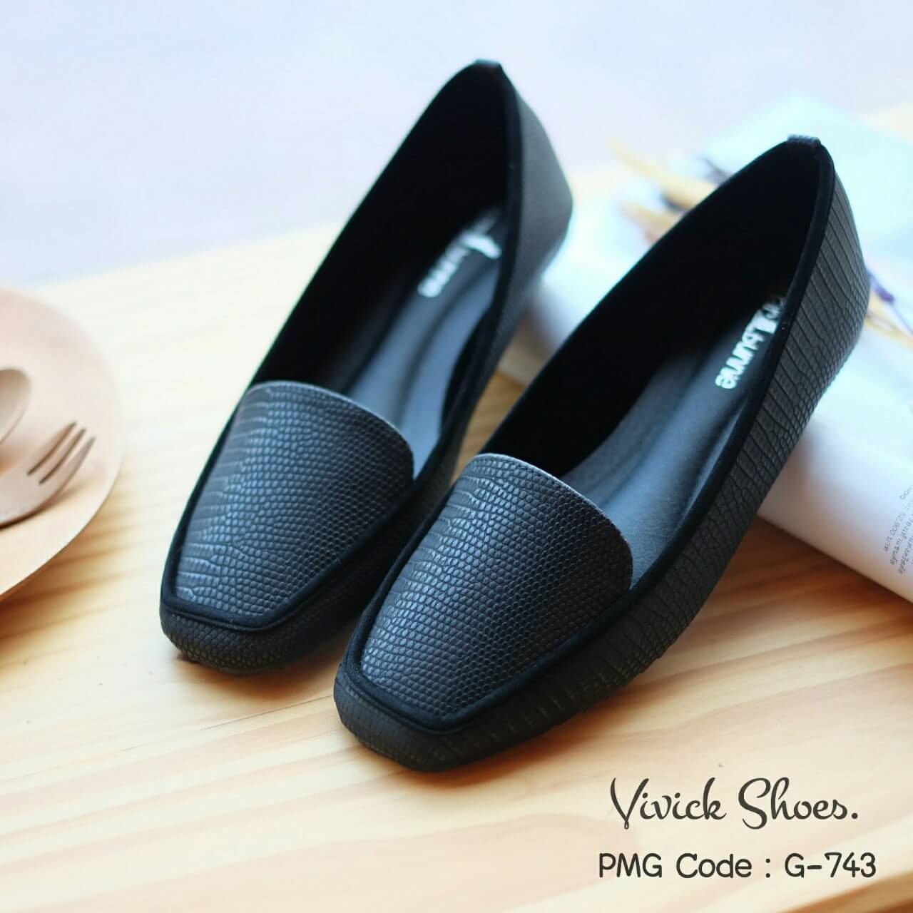 รองเท้า Loafer ลายเม็ด (สีดำ)