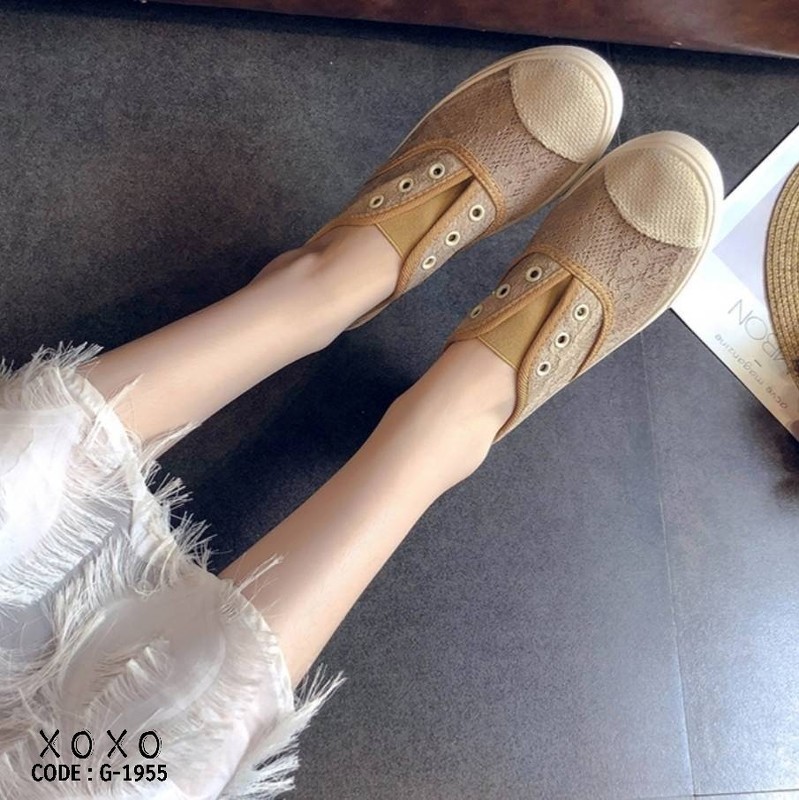 รองเท้าผ้าใบทรงสวมแต่งลายลูกไม้ (สีขาว)