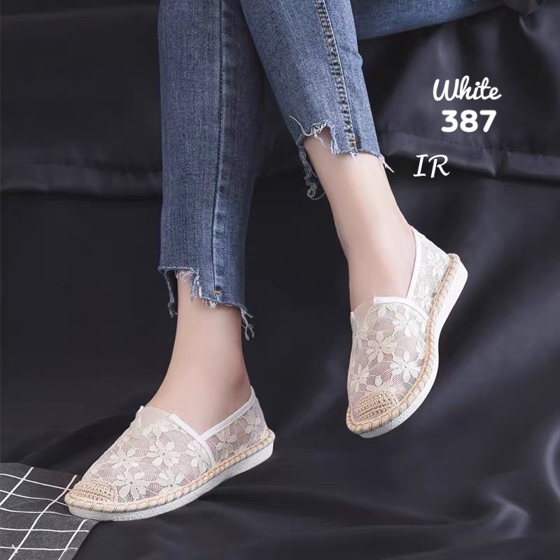 รองเท้าลูกไม้ทรงสวมขอบปอ