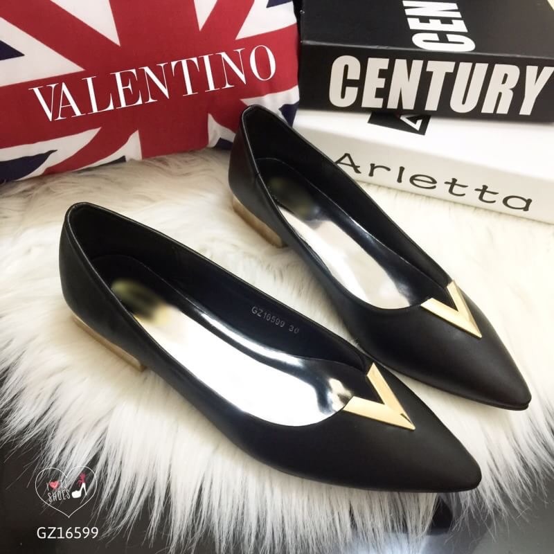 พร้อมส่ง : รองเท้าคัทชูสไตล์ Valentino (สีดำ)