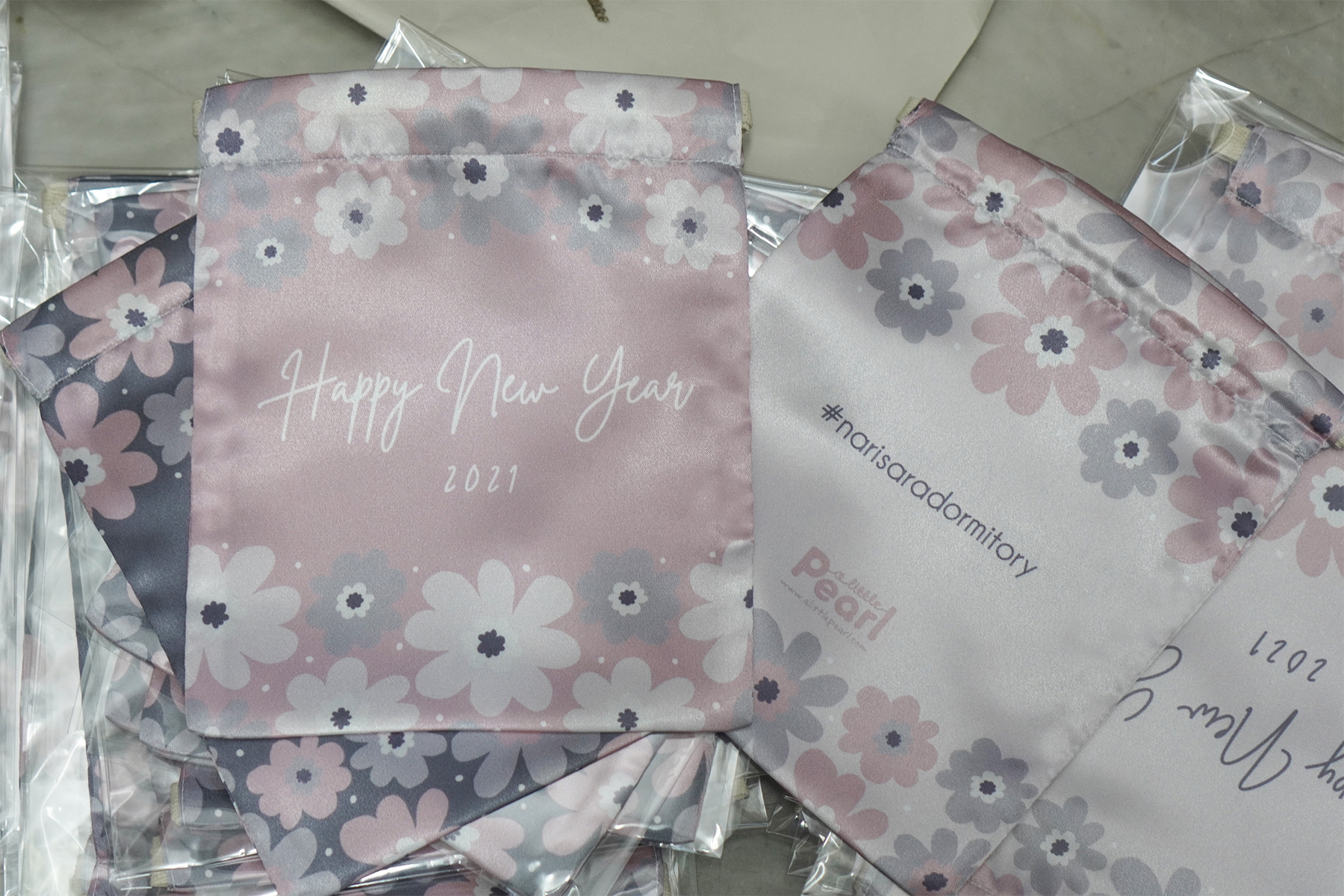 ของขวัญพรี่เมี่ยม ถุงผ้าซาติน ลาย Big Flower (ขั้นต่ำ 10 ชิ้น)