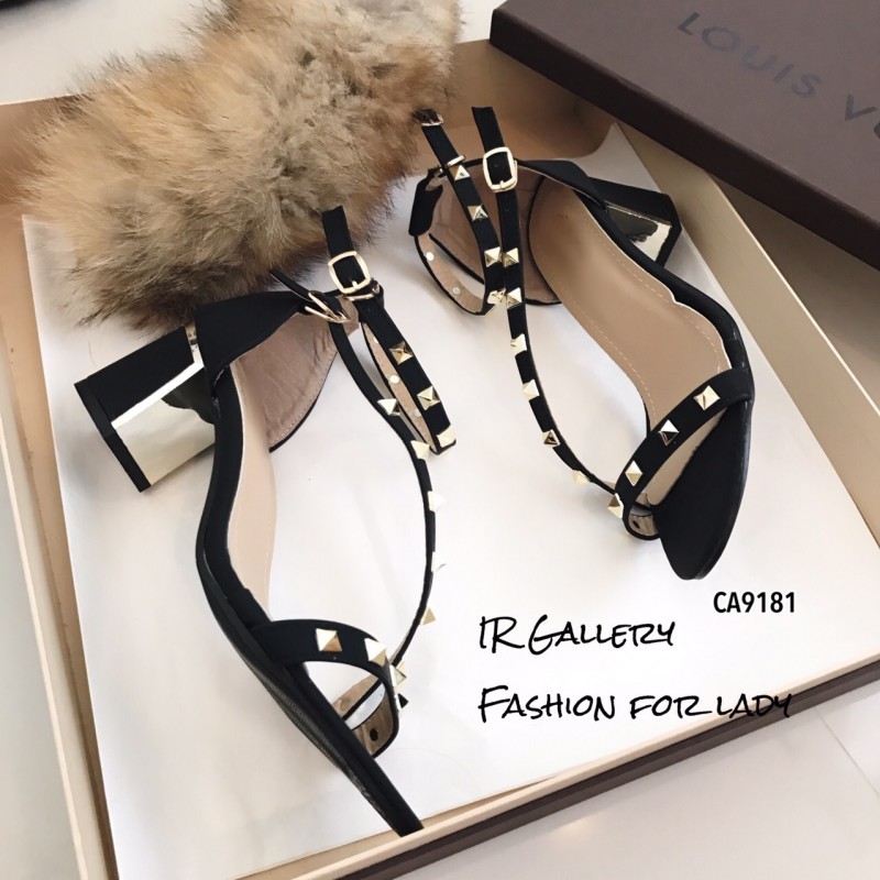 รองเท้า Valentino หนังเงาสายไข้ว (สีครีม)