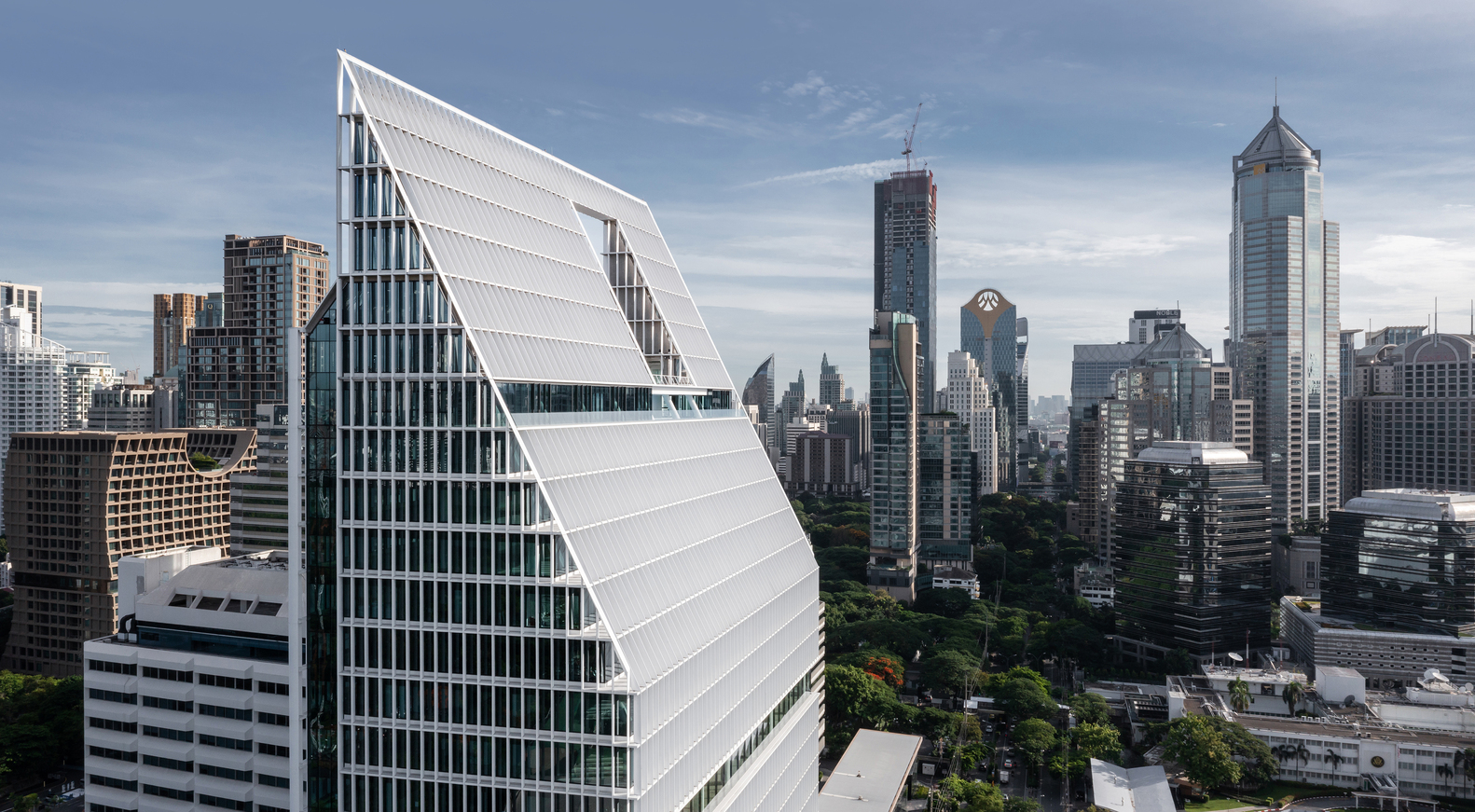 อาคารสำนักงาน 140 ไวร์เลส (140 Wireless) สำนักงานให้เช่า ย่านถนนวิทยุและถนนสารสิน ใกล้สวนลุมพินี เพียง 100 เมตร