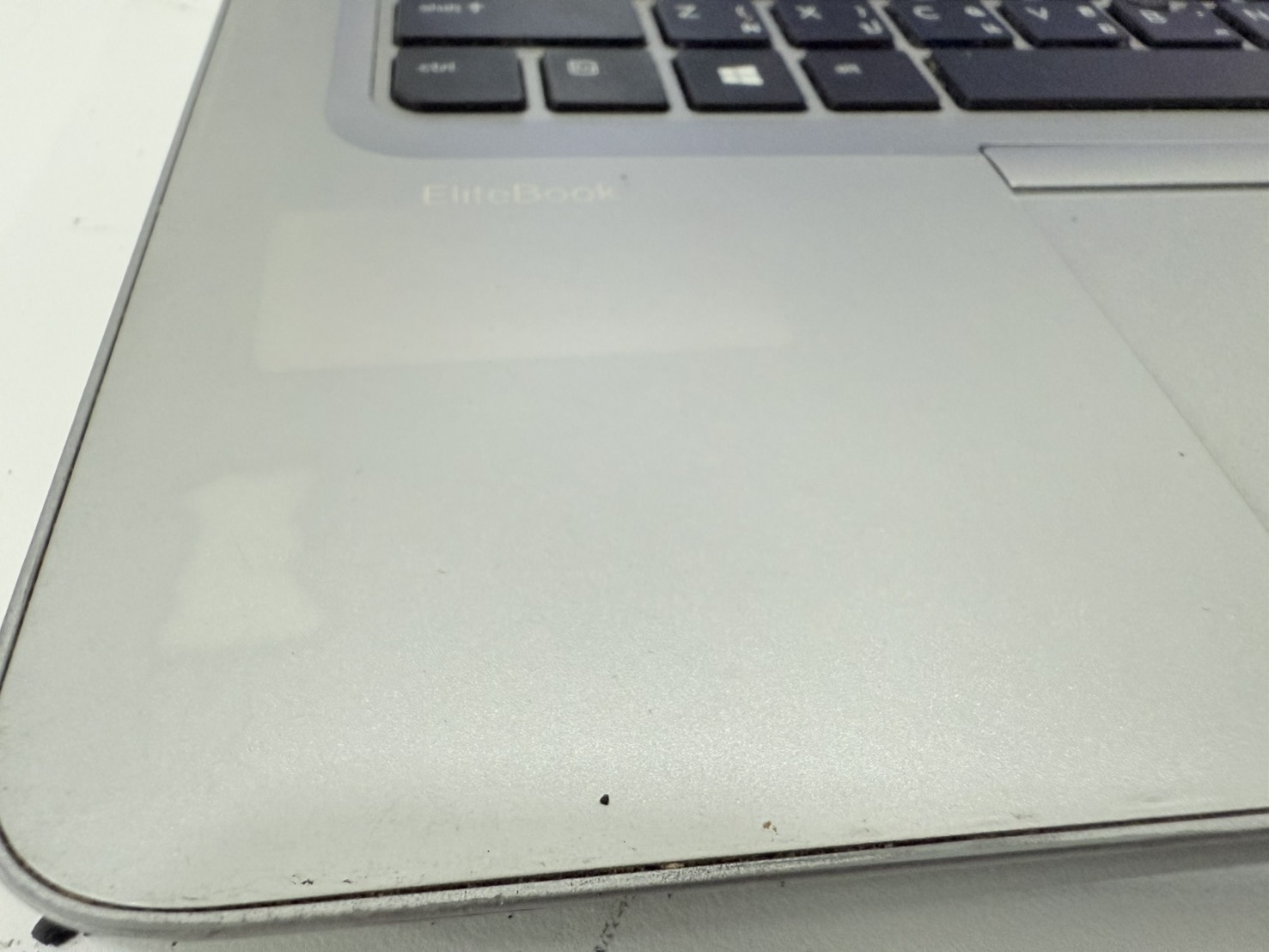 โน๊ตบุ๊ค HP EliteBook 840 G4 (i5-7300U/8GB/M.2 256GB) ไม่มี Adapter ไม่มีแบต จอ Bright ขอบยางเสื่อม มุมเครื่องแตก คีย์บอร์ดกดยาก