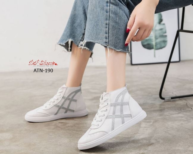 รองเท้าผ้าใบหุ้มข้อแต่งลาย (สีขาว)