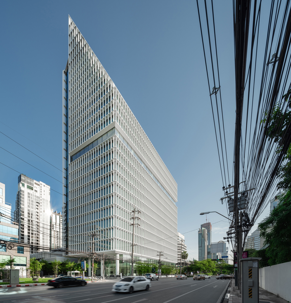 อาคารสำนักงาน 140 ไวร์เลส (140 Wireless) สำนักงานให้เช่า ย่านถนนวิทยุและถนนสารสิน ใกล้สวนลุมพินี เพียง 100 เมตร