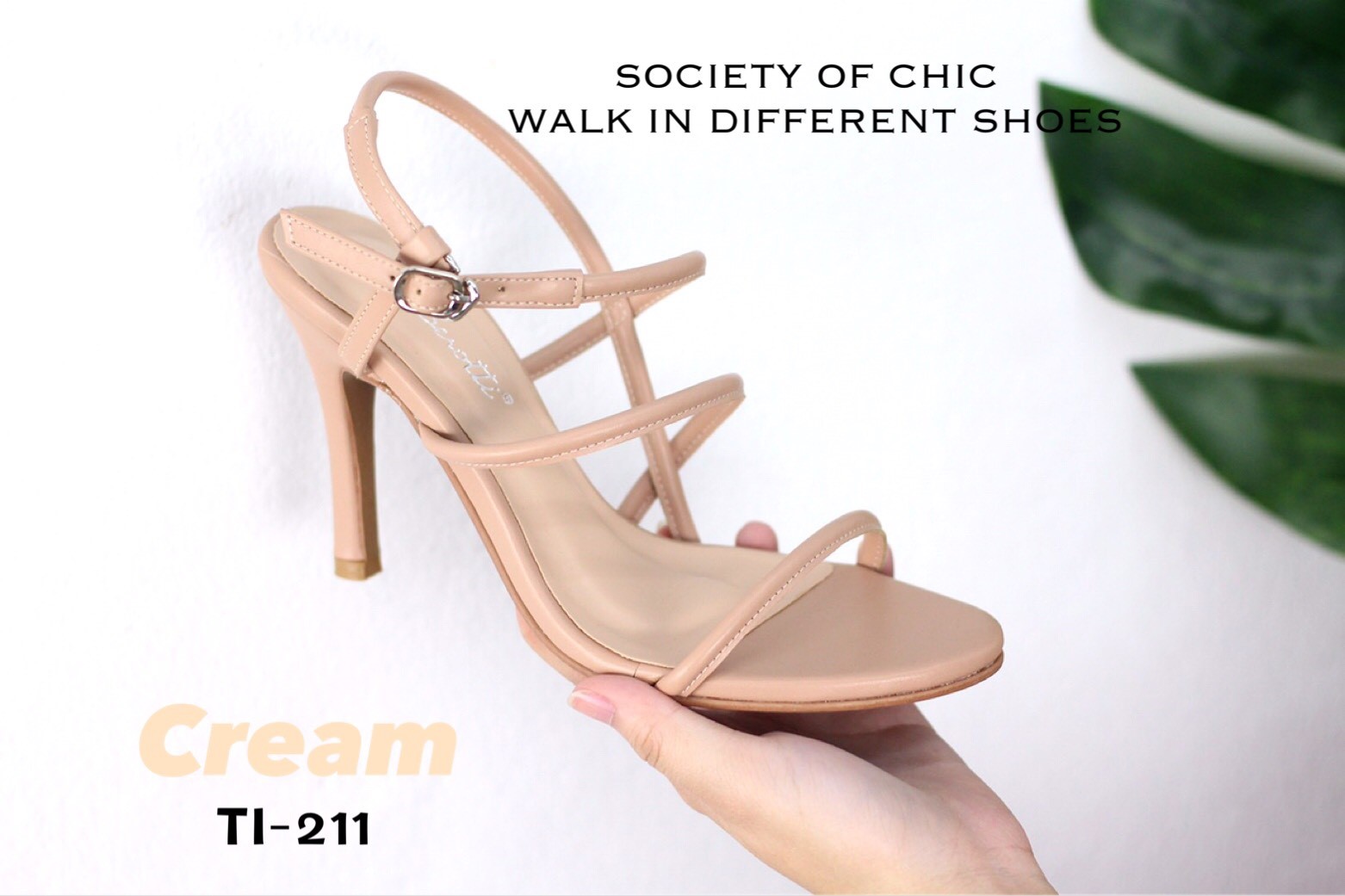 รองเท้าส้นสูงแต่งสายไขว้รัดส้น (สีดำ)