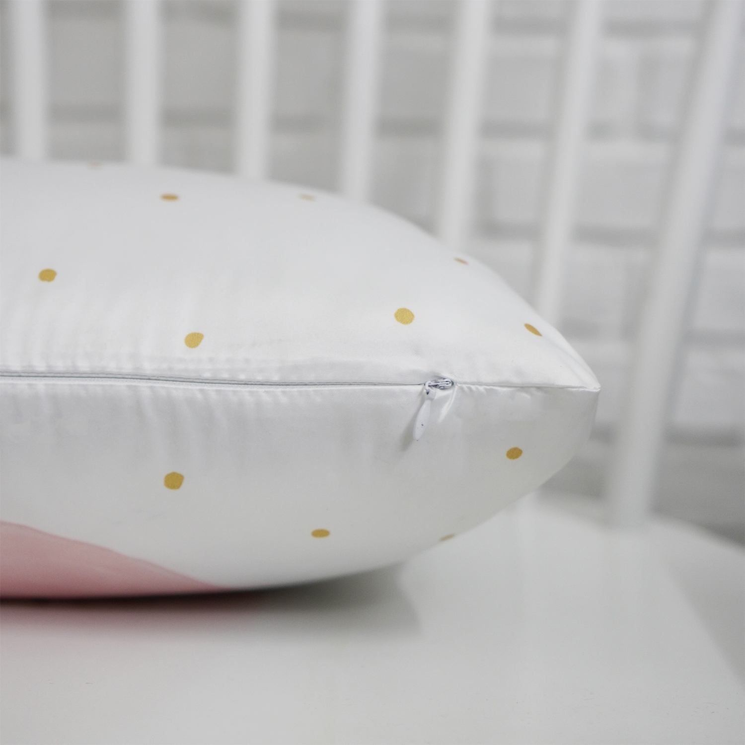 หมอนอิงทรงสี่เหลี่ยมยาว ลาย Watercolour Dot - White