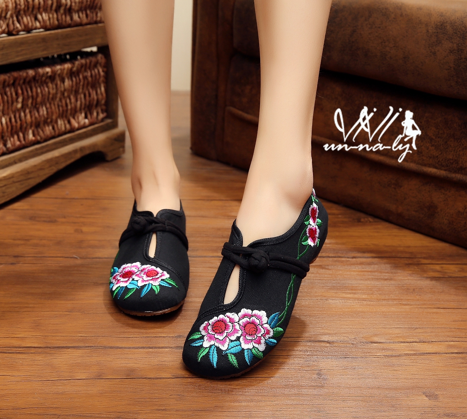รองเท้าผ้าปักสไตล์ Chinese Vintage ลายชบา (สีดำ)