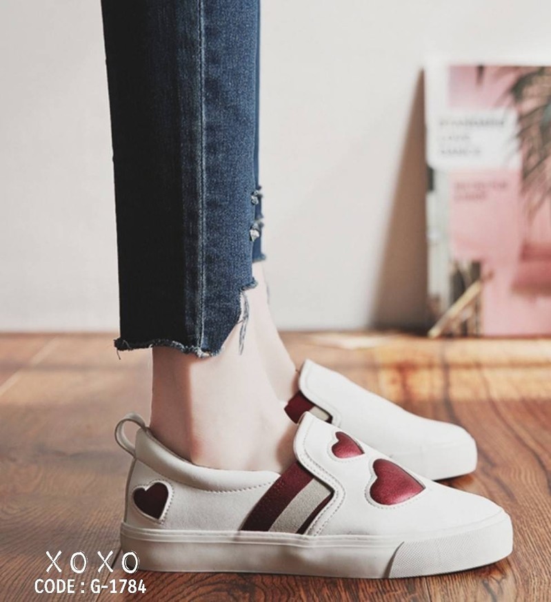 รองเท้าผ้าใบแฟชั่นทรงSlip Onแต่งลายหัวใจ