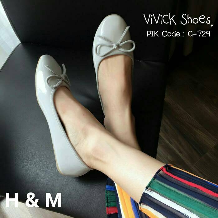 รองเท้าคัทชูหนังแก้วสไตล์ H&M (สีดำ)