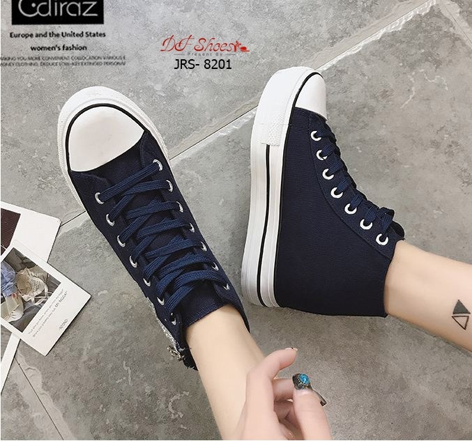 รองเท้าผ้าใบหุ้มข้อแต่งดาวกลิตเตอร์ (สีดำ)