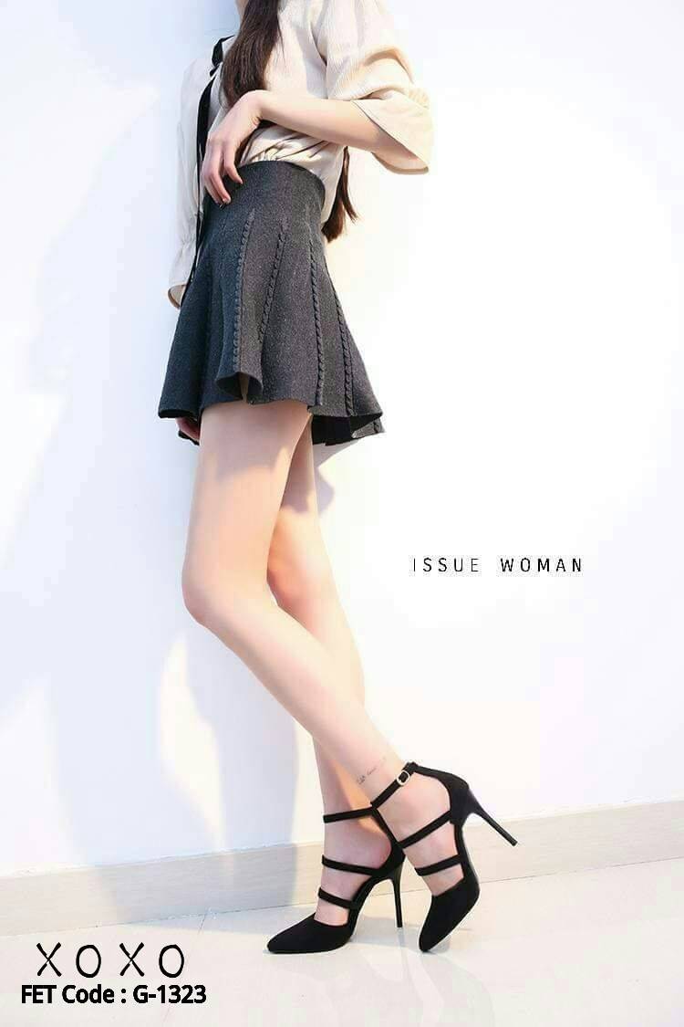 รองเท้าคัทชูส้นสูงแต่งสายคาด (สีดำ)