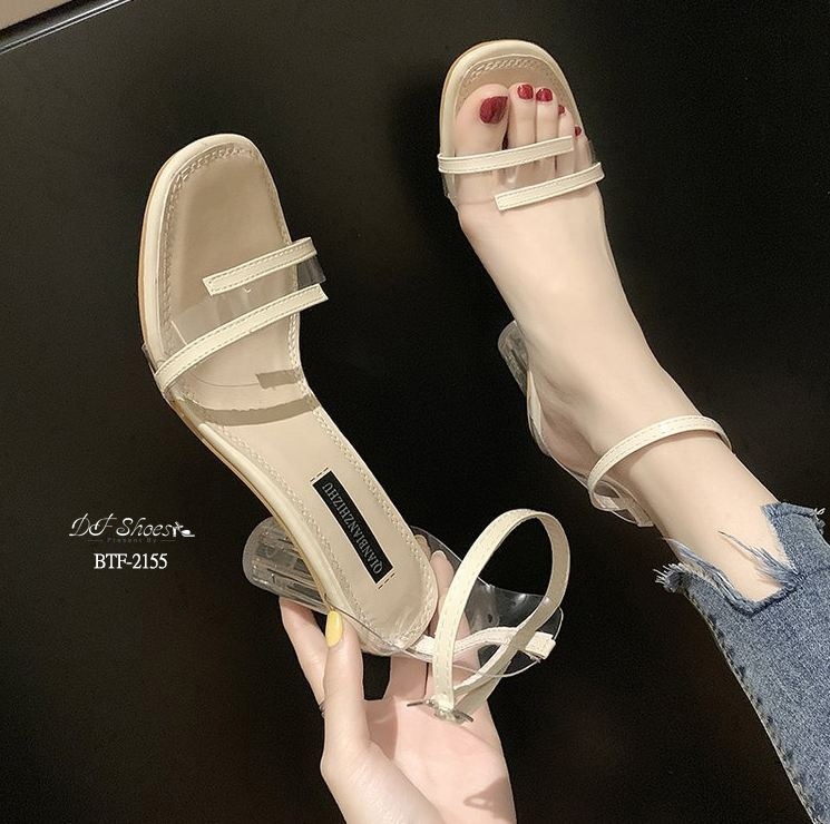 รองเท้าส้นแก้วอะคริลิคแต่งสายคาด (สีดำ)