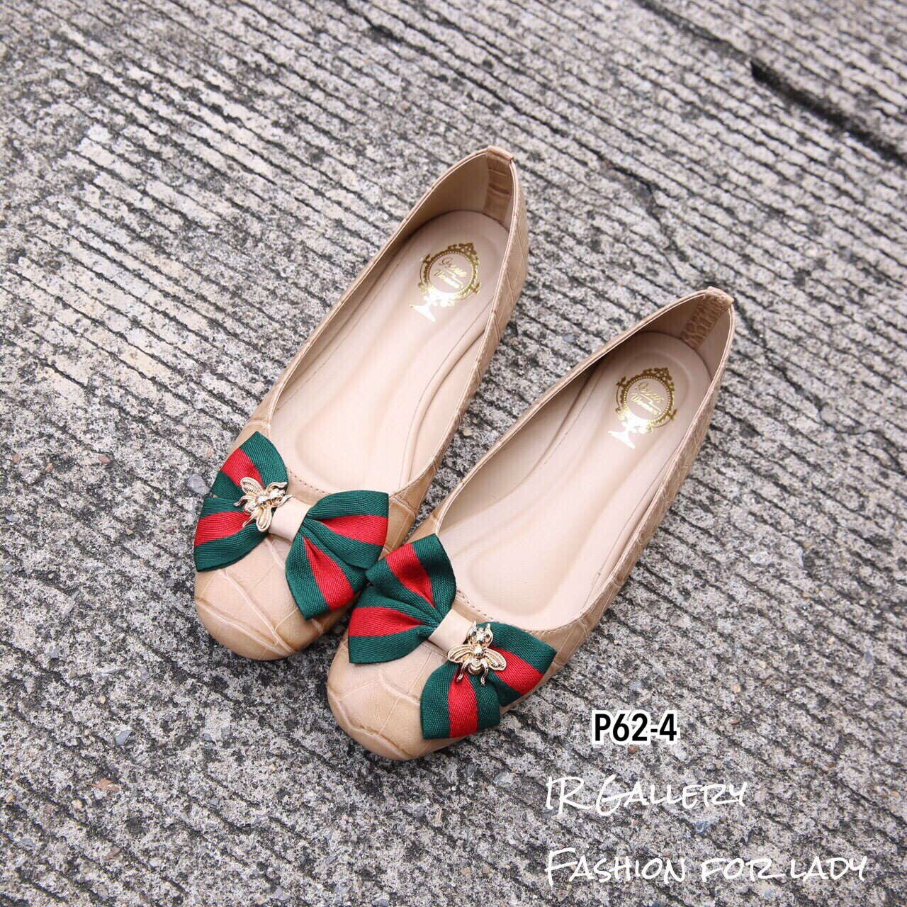 รองเท้าคัทชูส้นแบนหนังลายจระเข้ (สีดำ)