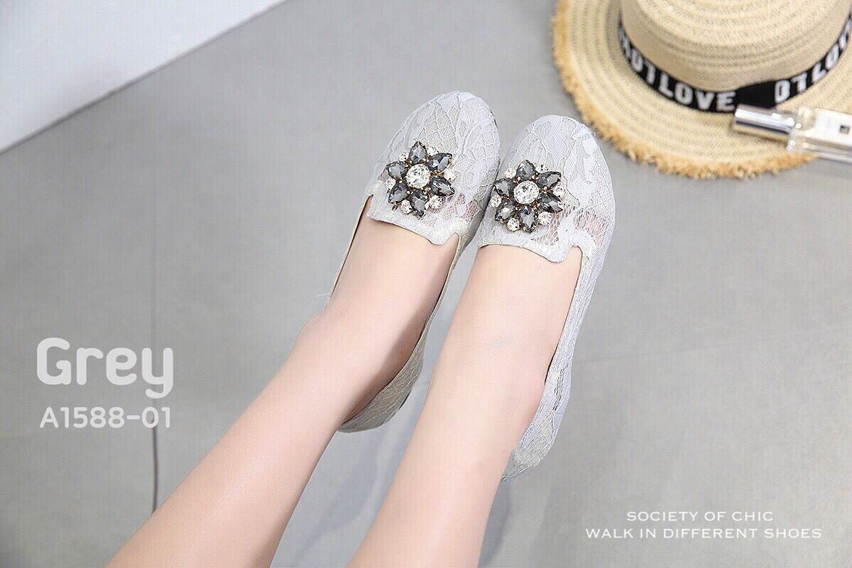 รองเท้าคัทชูลูกไม้ Style Roger Vivier (สีครีม)