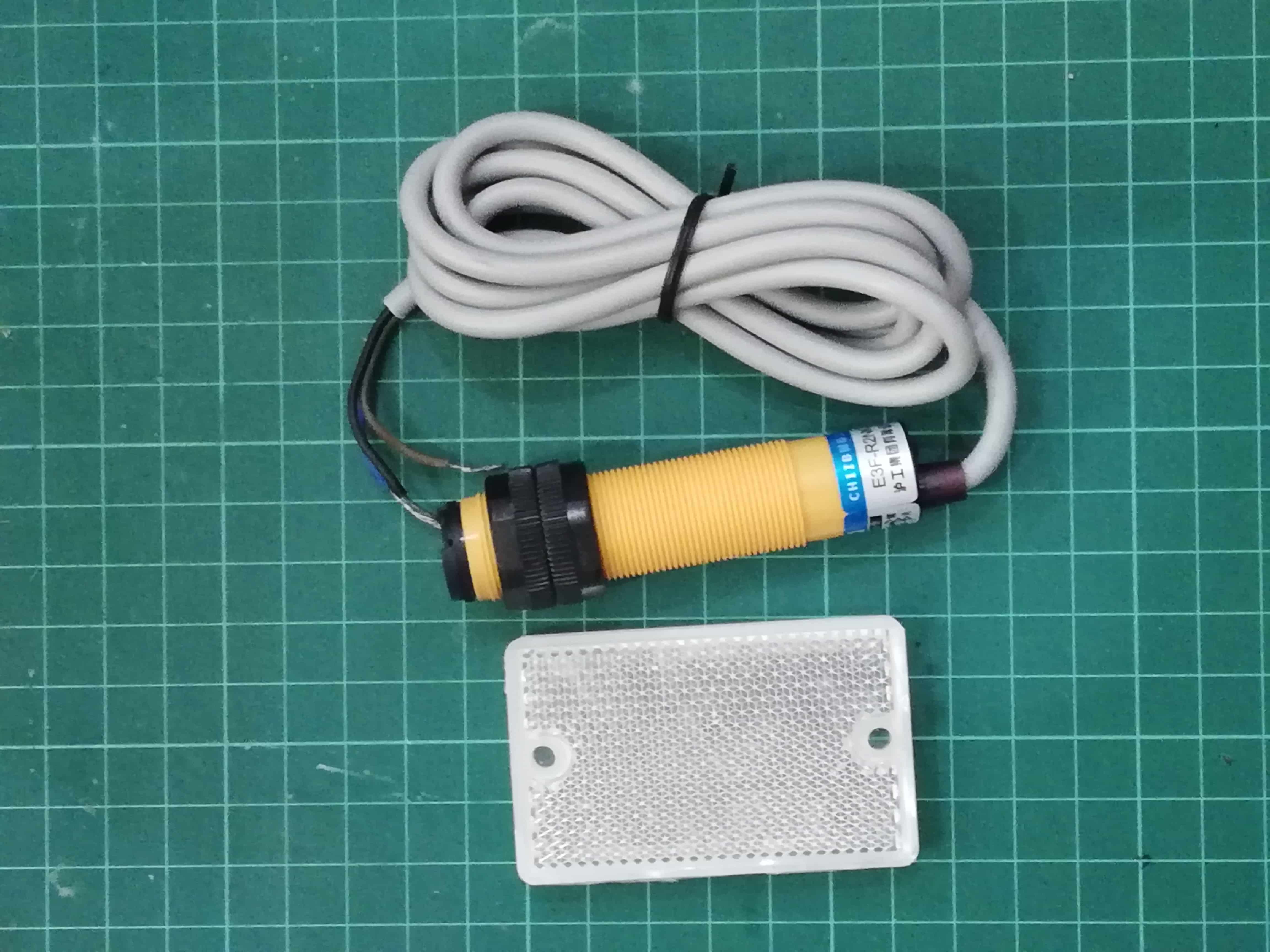 Protoelectric Switch E3F-R2NK 2M + Reflect เซนเซอร์ตรวจจับวัตถุระยะ 2 เมตร