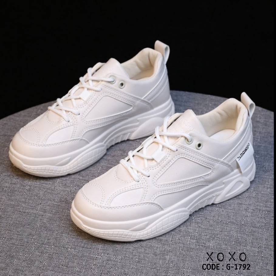 รองเท้าผ้าใบแฟชั่นสไตล์Sportแต่งแถบ (สีครีม)