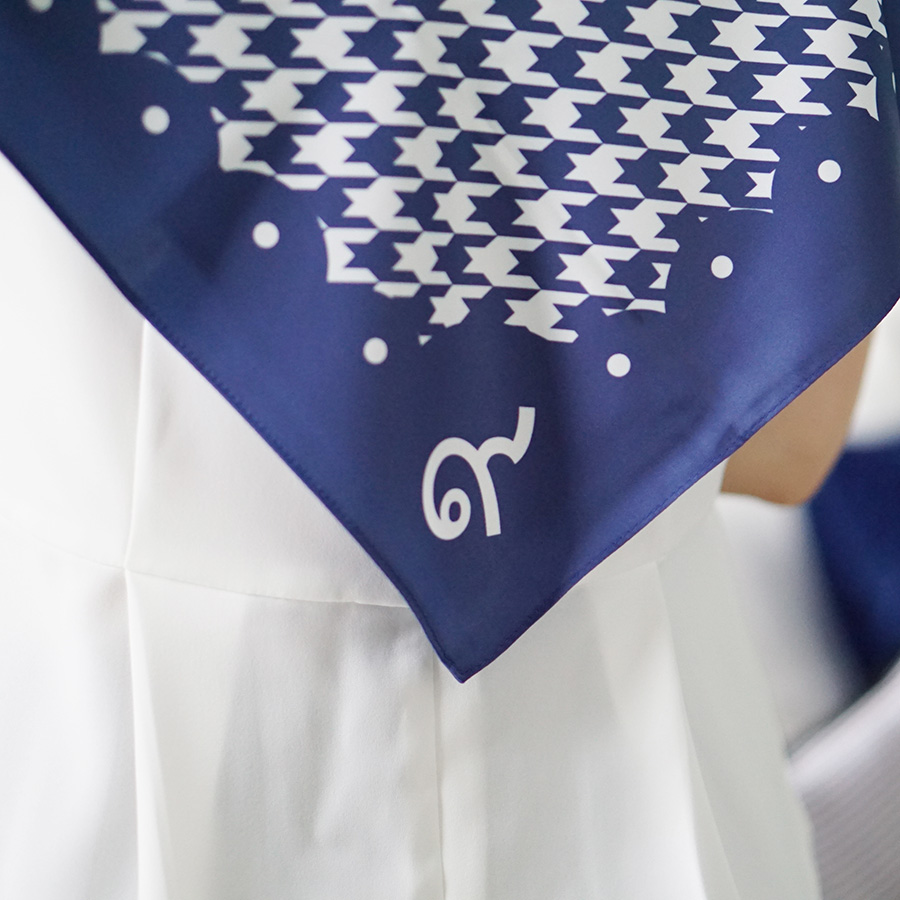 ผ้าพันคอ "ฉันเกิดในรัชกาลที่๙" สีกรม ใส่ชื่อได้