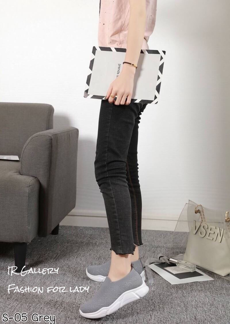 รองเท้าผ้าใบขอบทรงถุงเท้าแต่งกลิตเตอร์ (สีขาว)