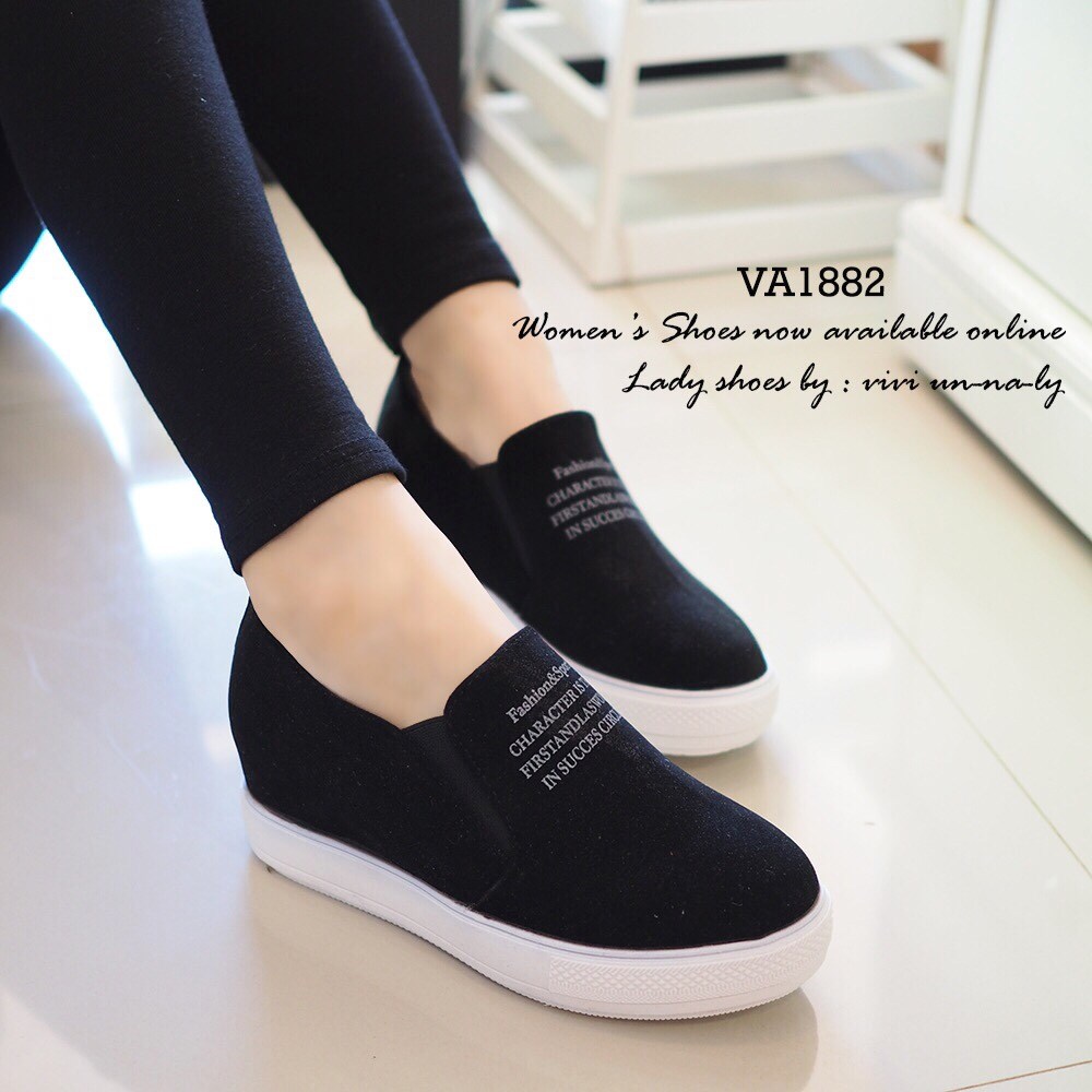 พร้อมส่ง : รองเท้าผ้าใบเสริมส้นสไตล์เกาหลี (สีดำ)