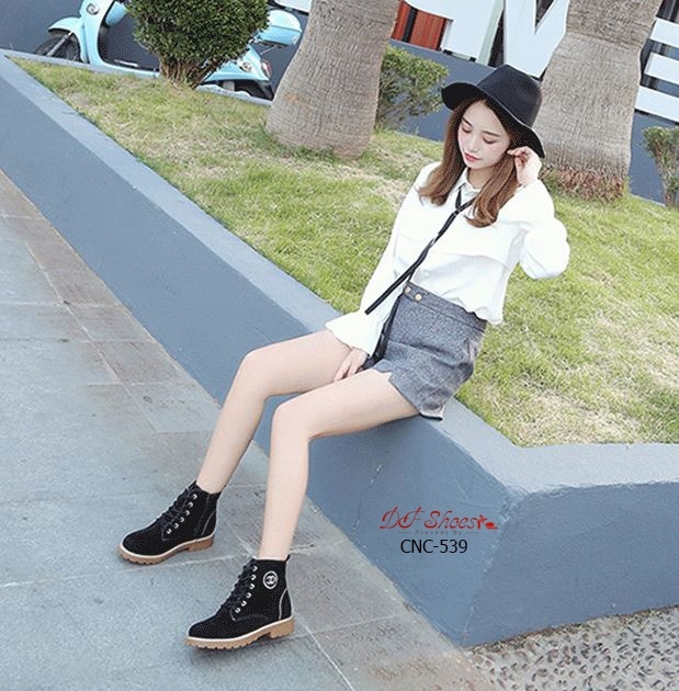 รองเท้าผ้าใบทรงมินิบูทสไตล์มาร์ติน (สีดำ)