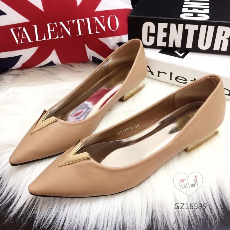 พร้อมส่ง : รองเท้าคัทชูสไตล์ Valentino (สีครีม)