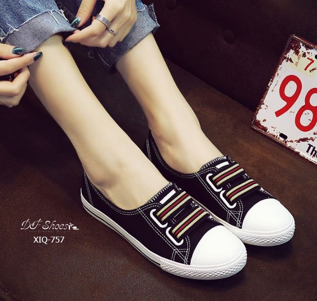 รองเท้าผ้าใบทรงคัทชูแต่งแถบ (สีขาว)