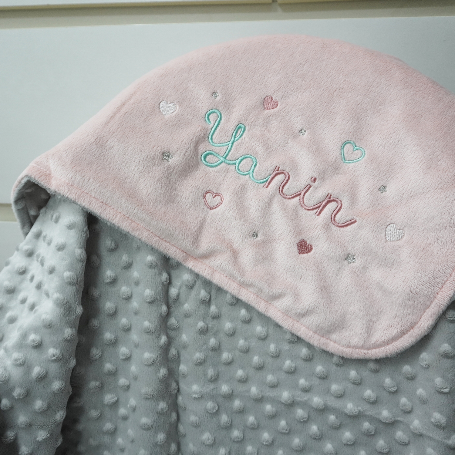 ผ้าห่ม Minky - สี Rose Quartz&Grey 75x100cm แบบปักชื่อ+icon - Heart