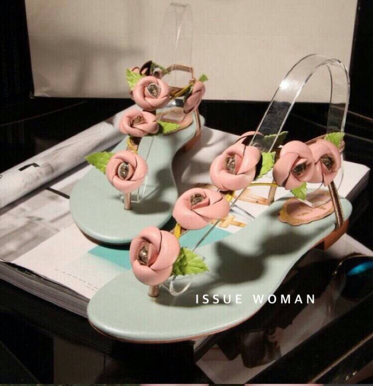 พร้อมส่ง : รองเท้าแตะ Roger Vivier