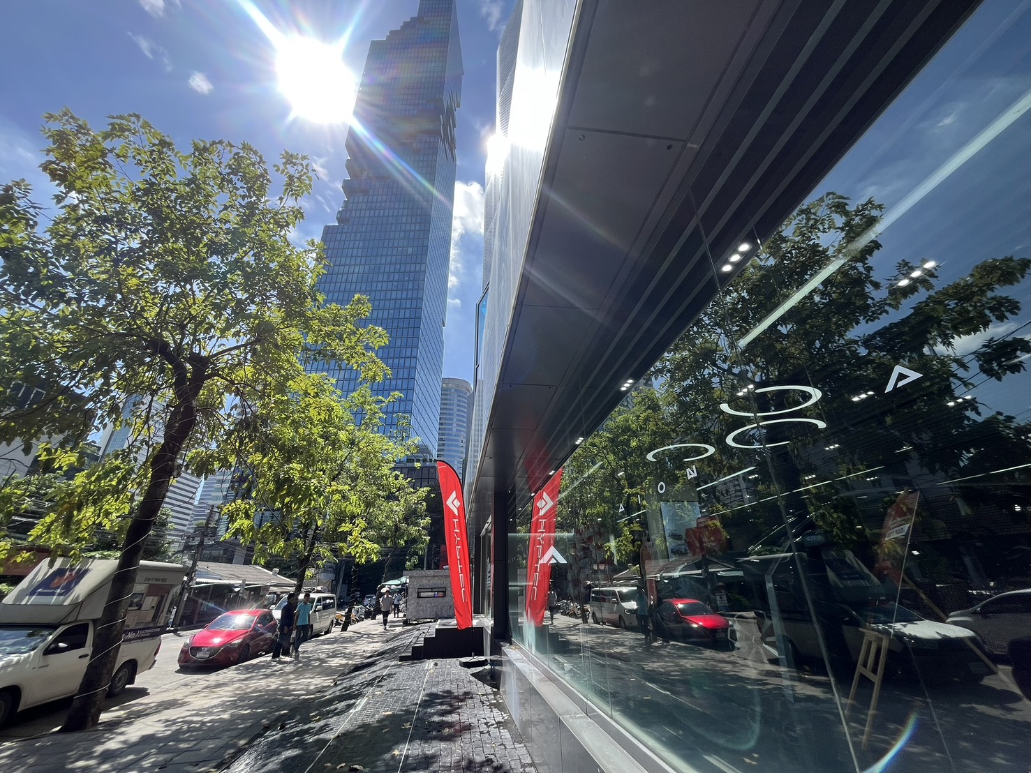 อาคารมหานครเซ็นเตอร์ (MAHANAKHON CENTER) สำนักงานให้เช่า ย่านสีลม ใกล้รถไฟฟ้า BTS ช่องนนทรี 300 ม.