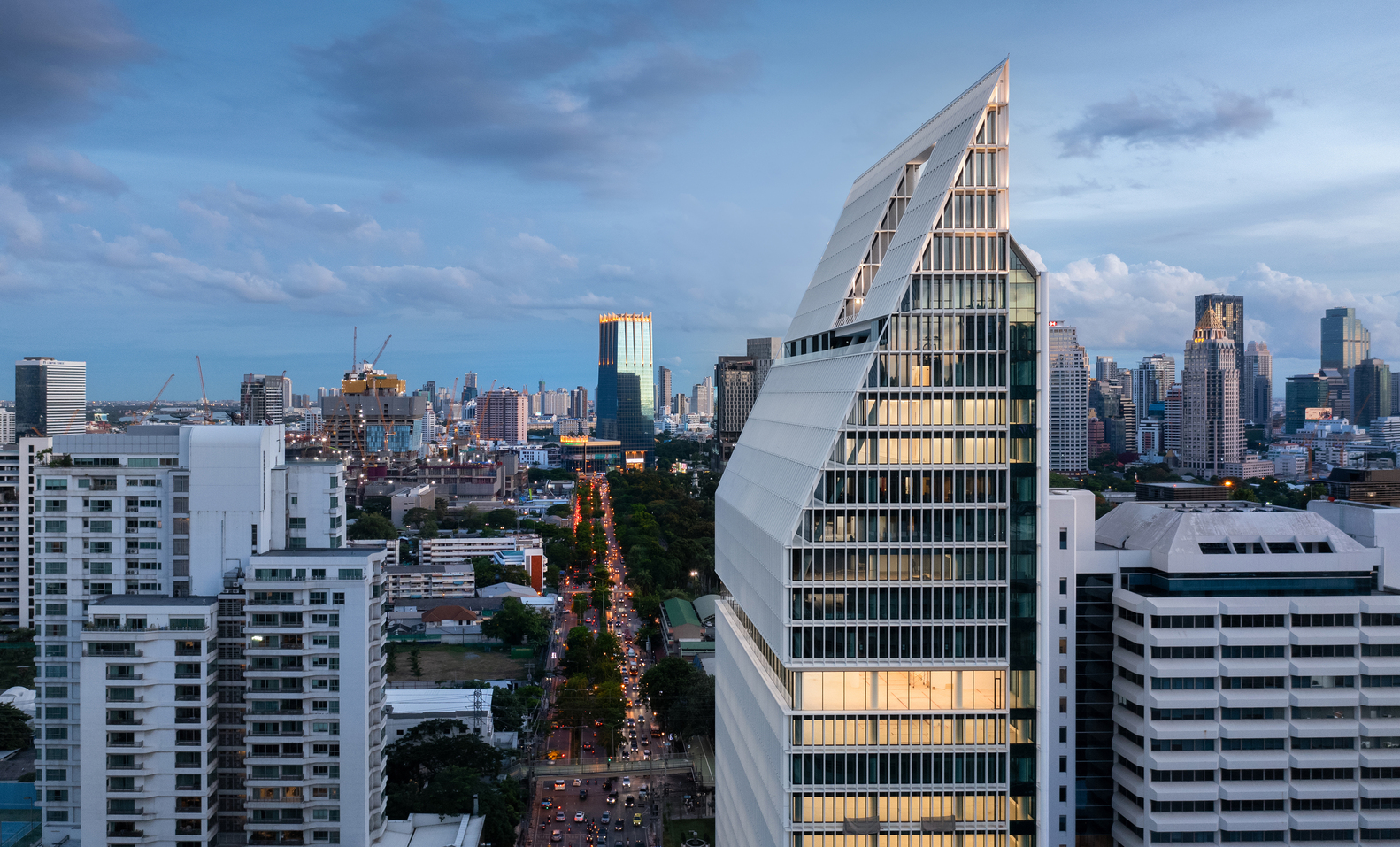 อาคารสำนักงาน 140 ไวร์เลส (140 Wireless) สำนักงานให้เช่า ย่านถนนวิทยุและถนนสารสิน ใกล้สวนลุมพินี เพียง 100 เมตร