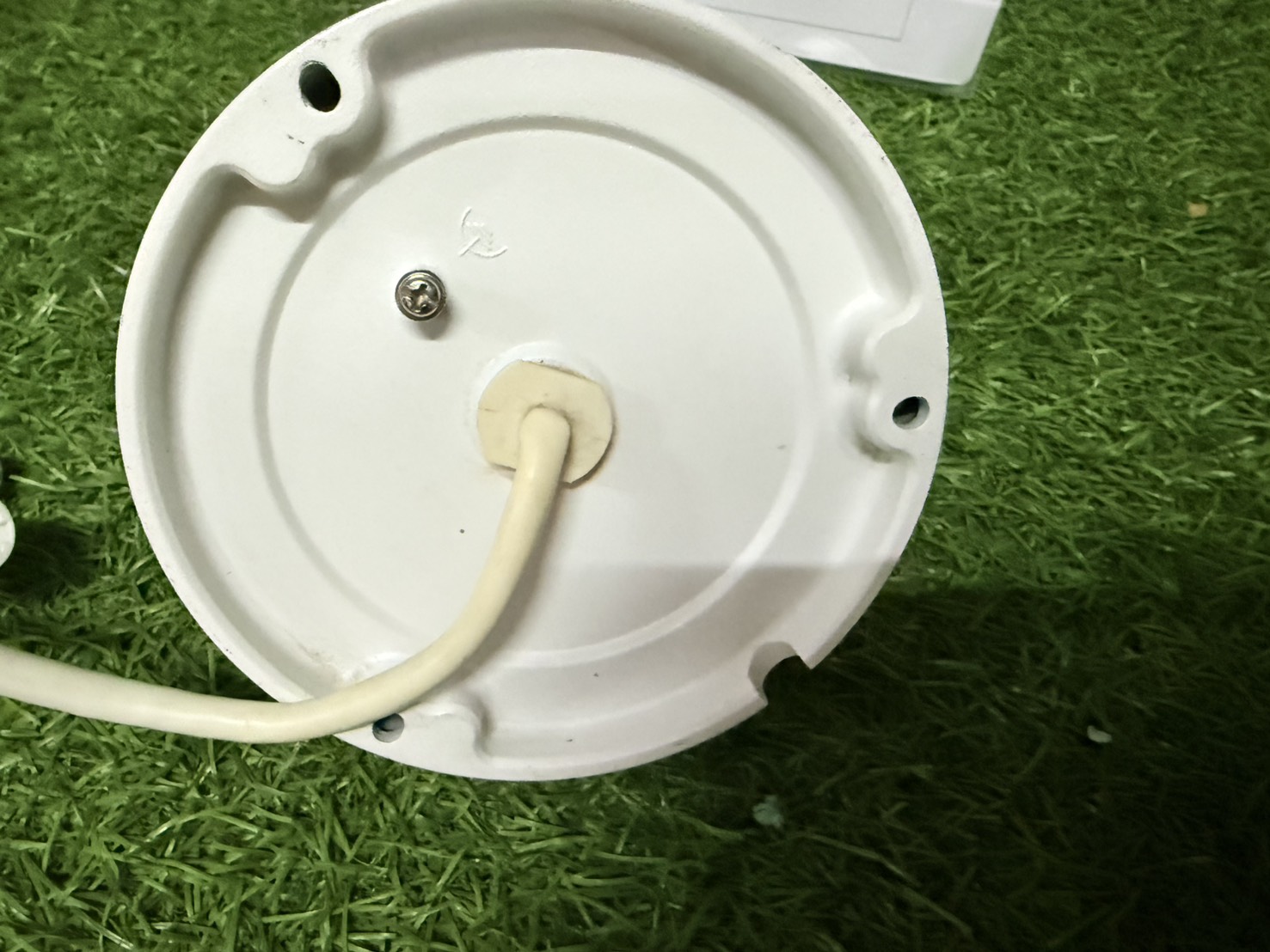 กล้อง Hikvision DS-2CD1121-I มี 2 ตัว