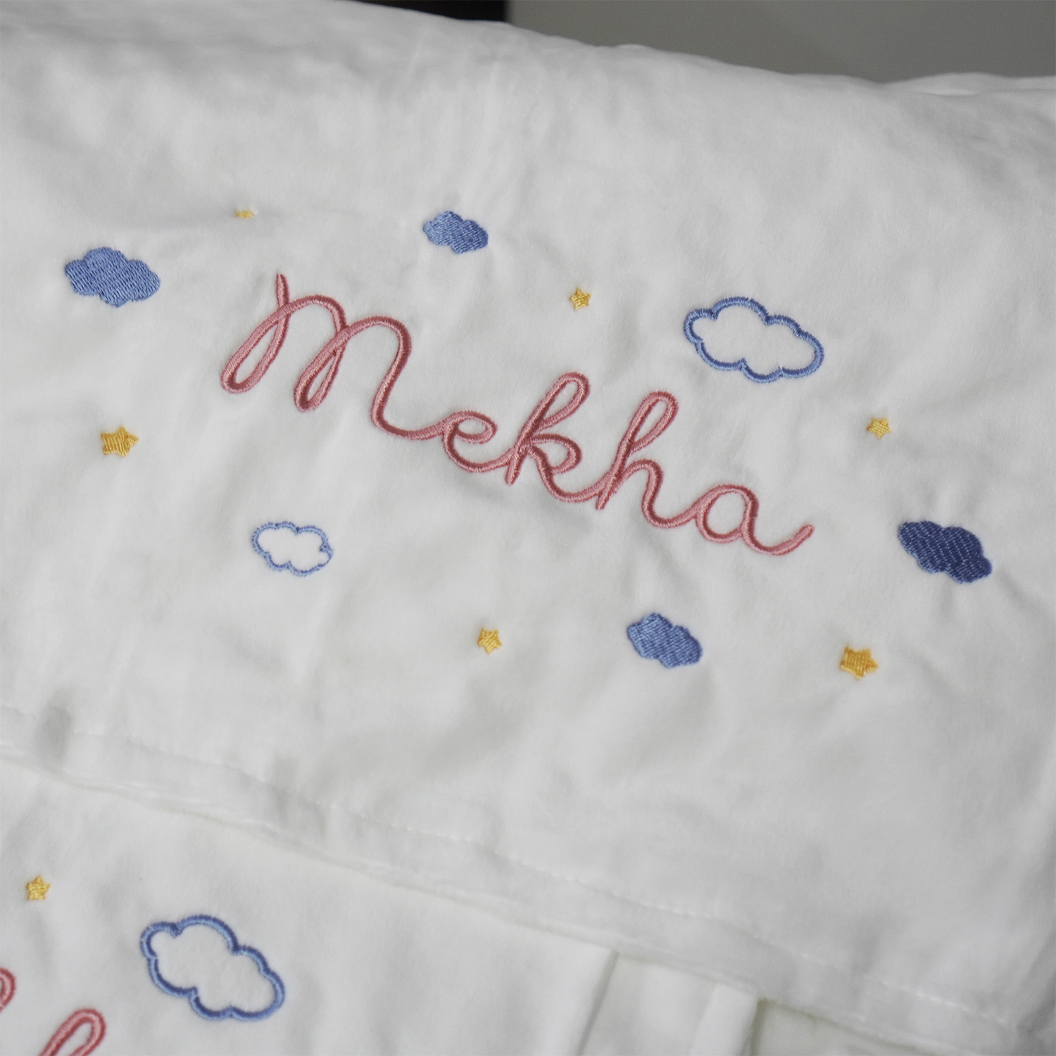 ผ้าห่ม Minky - สีขาว 75x100cm แบบปักชื่อ+icon - Cloud