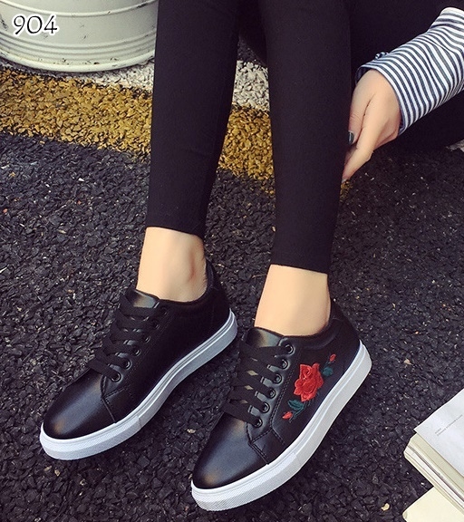 รองเท้าผ้าใบพียูลายกุหลาบ (สีขาว)