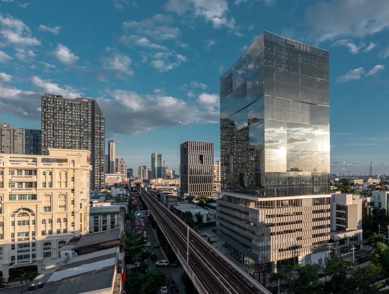 อาคารสุขุมวิท ฮิลล์ ( Sukhumvit Hills ) สำนักงานให้เช่าติดถนนสุขุมวิท ใกล้สถานีรถไฟฟ้า BTS อ่อนนุช และ BTS บางจาก 500 เมตร
