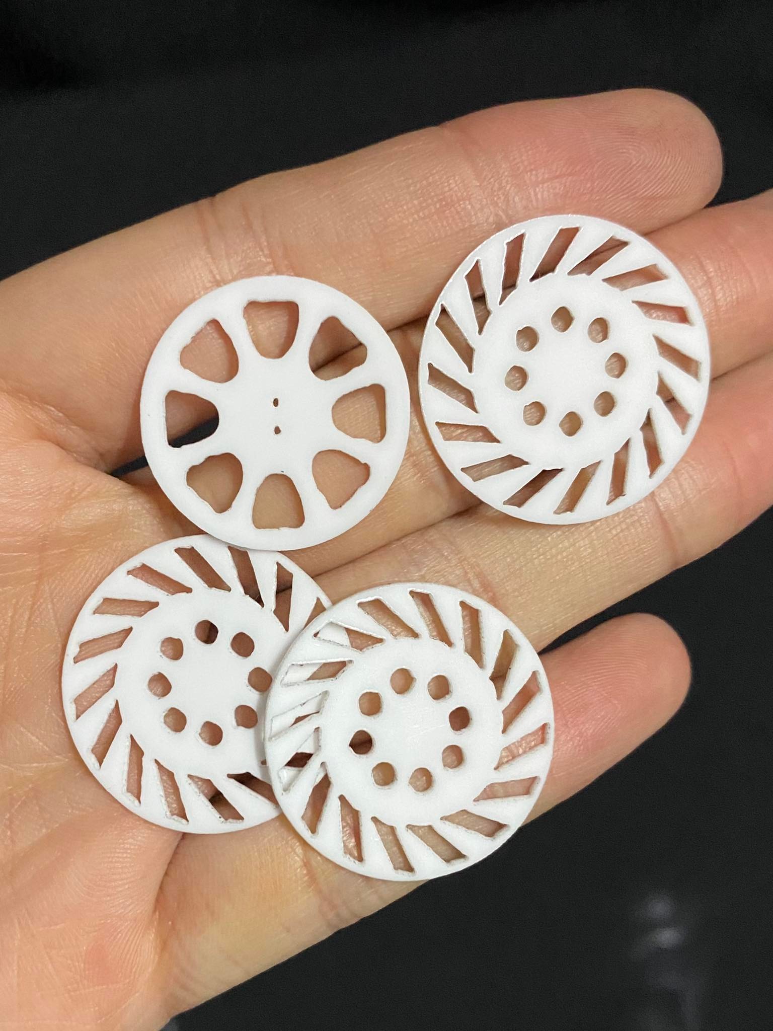 ฝาครอบล้อพลาสติกหม่ำโมเดล 1/24 ฝาแต่งโมเดลล้อรถบรรทุกของเล่น ได้ 4 วง truck model Acceessory